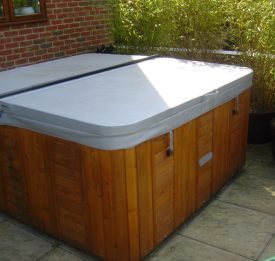 Hot tub with insulated cover | Blue Cube Pools